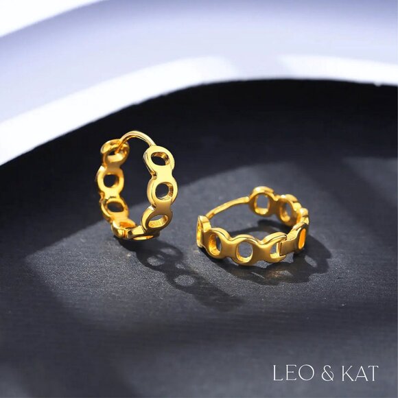 Gold Geometric Link Huggie Earrings. 925 Sterling Silver. #1027 - Picture 4 of 4